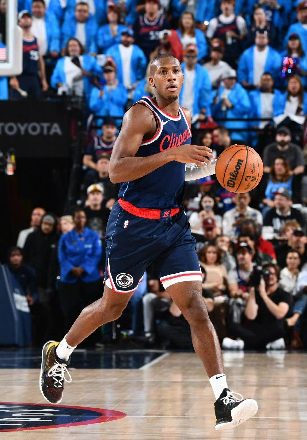 快船主场惨败猛龙,失利无憾 快船主场惨败猛龙,失利无憾