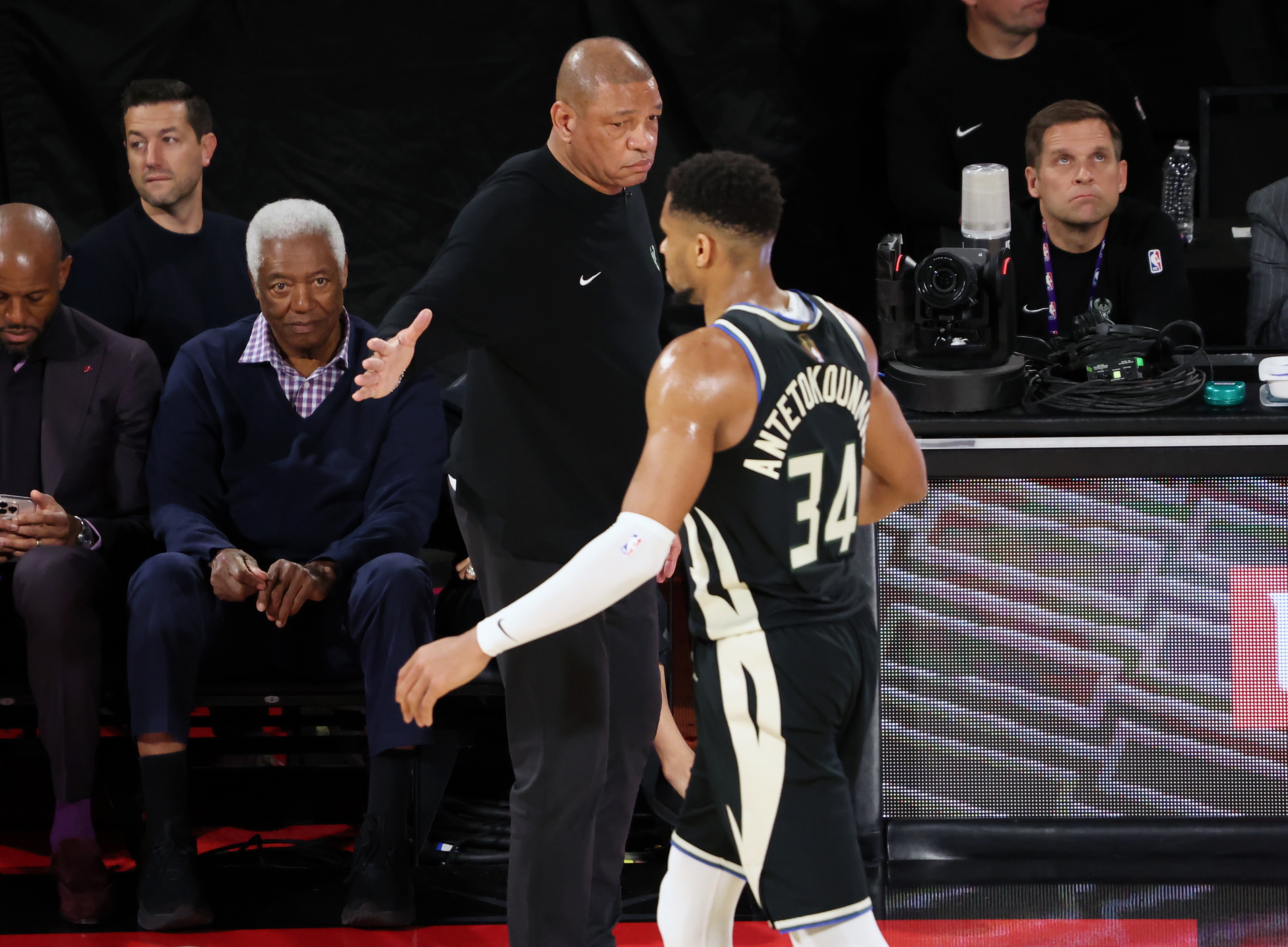 关于雄鹿擒76人，字母哥全面发威率领全队大胜的信息