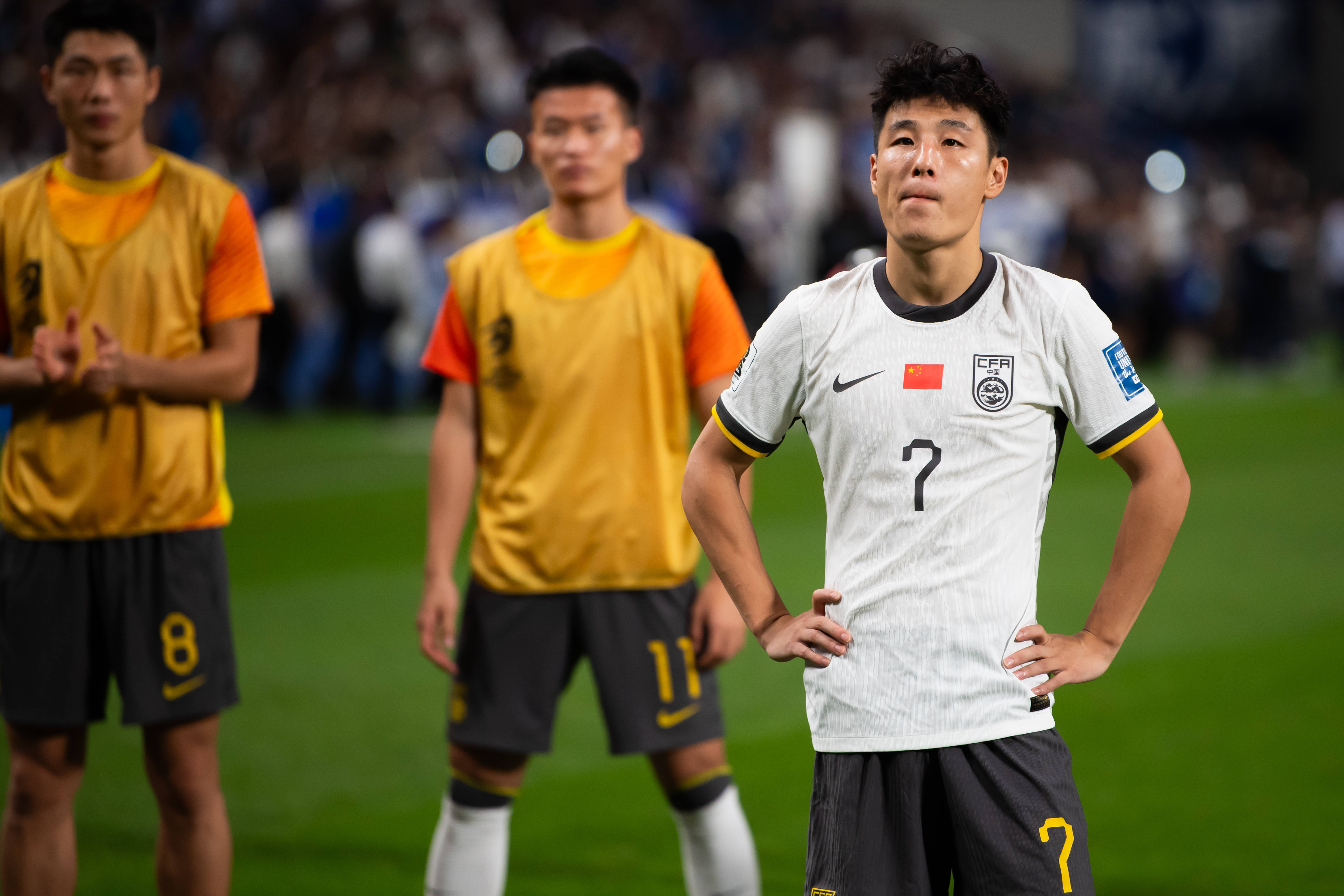 国内足球联赛竞争激烈近期上演