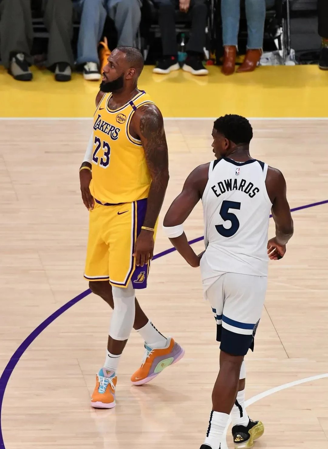 雄鹿B队绝地反击湖人，詹姆斯一己之力扛起全队